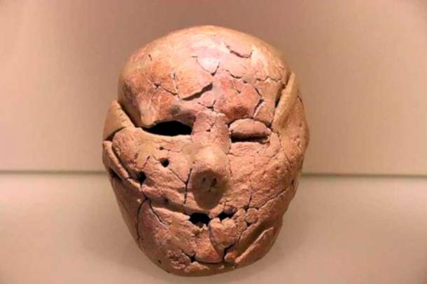 Máscara de calavera enyesada, c. 9000 a.C. AD, Museo de Israel, Jerusalén. (Gary Todd/CC0). Las calaveras enyesadas de Jericó son las máscaras funerarias más antiguas del mundo. Se quitaron los cráneos de sus muertos y se cubrieron con yeso para crear rostros muy realistas, completos con incrustaciones de conchas en lugar de ojos. Se extrajo carne y mandíbulas de los cráneos para modelar el yeso sobre el hueso, y las características físicas de los rostros parecen específicas de los individuos, lo que sugiere que estos cráneos decorados eran retratos de los difuntos.
