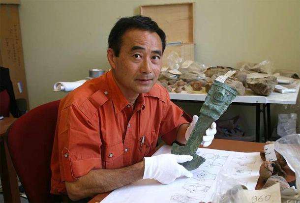 Izumi Shimada, jefe del Proyecto Arqueológico Sicán que dirigió las excavaciones a principios de la década de 1990 que descubrieron la Tumba del Hombre Pintado de Rojo. (Dominio publico)