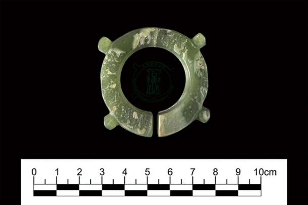 Jade earing found at a Peinan Cultural site (Beinan Site Academic)