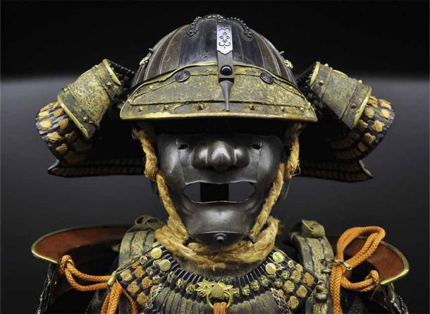 Casco y máscara de samurái japonés. Los cascos Samurai fueron diseñados para intimidar al enemigo. Fueron moldeados para parecerse a demonios o espíritus de la montaña. Los cascos estaban construidos con varias secciones de metal adornadas con madera, cuernos, pieles, plumas, oro, laca o papel maché. (Dominio publico)