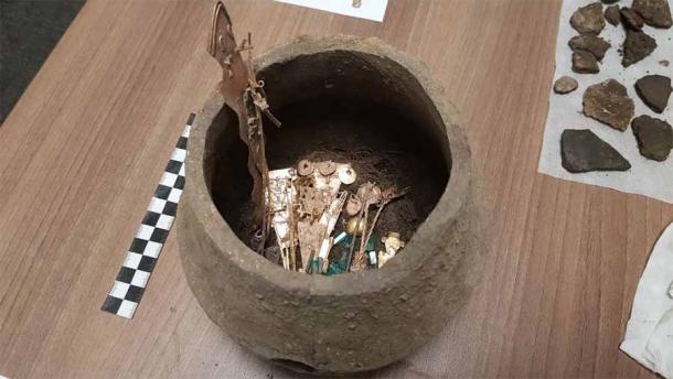 Una de las vasijas de cerámica muisca encontradas en las afueras de Bogotá, Colombia, que contenía una gran cantidad de esmeraldas colombianas raras y sin cortar. (Francisco Correa / Ciencia Viva)