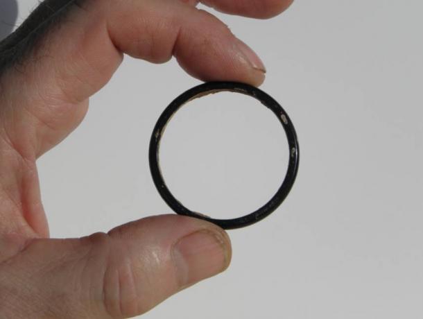 Jet artifact discovered in the coffin, which may be a bangle or hair retainer