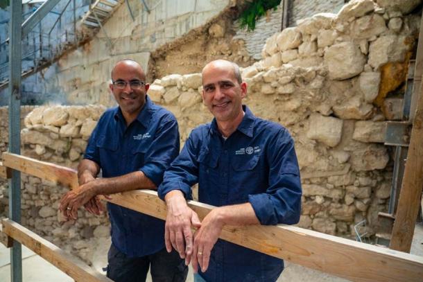 Dr. Joe Uziel y Ortal Chalaf de la Autoridad de Antigüedades de Israel. (Yani Berman / Autoridad de Antigüedades de Israel)