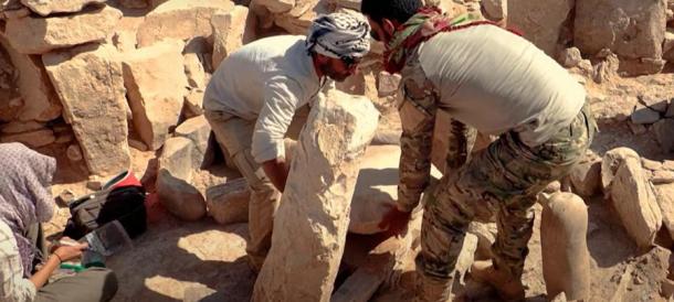 Los arqueólogos jordanos mueven cuidadosamente las piedras y documentan el santuario neolítico en Jordania. Observe el pilar de piedra redondeado en la esquina inferior derecha. (Captura de pantalla de YouTube/AFP)