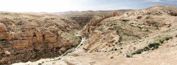 El desierto de Judea tiene muchas cuevas en sus montañas de arenisca. El tesoro de monedas de Ptolomeo se encontró en una de las cuevas de Wadi Murabba'at, un sitio de hallazgos arqueológicos anteriores (Pavel Bernshtam/Adobe Stock)