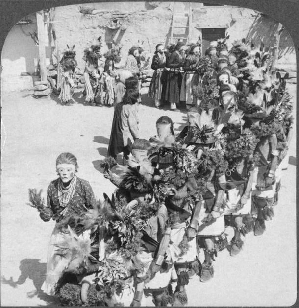 Danseurs Kachina, Shongopavi pueblo, Arizona, quelque temps avant 1900