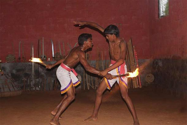 Demostración de Kalaripayattu utilizando antorchas encendidas. (India1277 / CC BY-SA 4.0)