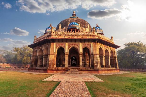 Tumba de Isa Khan en el complejo Humayun en Delhi, India (AlexAnton/Adobe Stock)
