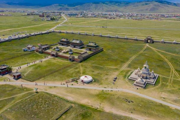 El Monasterio Kharkhorin Erdene Zuu está construido cerca del sitio antiguo, pero ahora se sabe que los límites de la Ciudad Perdida se extienden mucho más allá de los límites del muro existente. (Kokhanchikov / Adobe Stock)