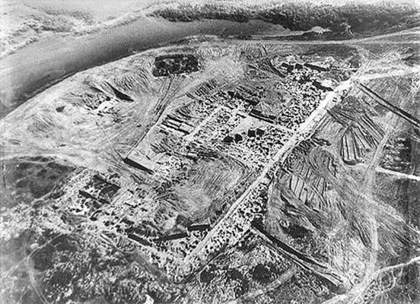 Khazar fortress at Sarkel (Belaya Vyezha, Russia). Aerial photo from excavations conducted by M. I. Artamanov during the 1930's. (Public Domain)