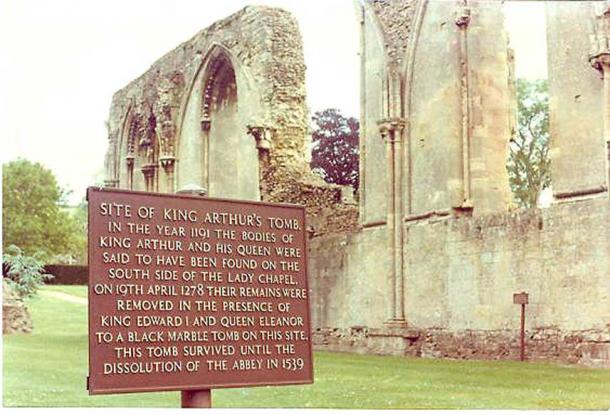 King Arthur's tomb site at ruins of Glastonbury Abbey (Moriori/Public Domain)