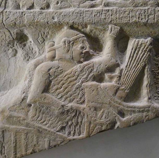 Eannatum, King of Lagash, riding a war chariot (detail of the Stele of the Vultures). His name "Eannatum" is written vertically in two columns in front of his head. (Louvre Museum / CC BY SA 3.0)