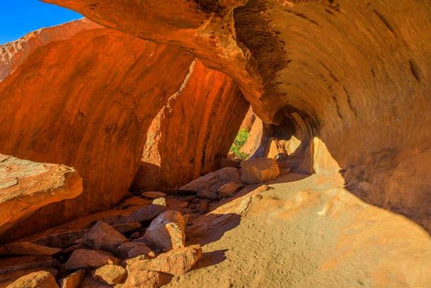 The Kitchen Cave a lo largo de Mala Walk al pie de Uluru. (BennyMarty/Adobe Stock)