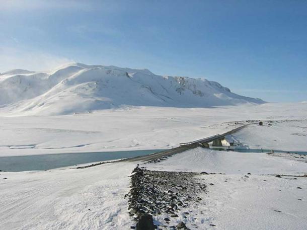 Kjolur route, with the bridge over the river Hvitá, and the mountain Bláfell behind. By NH53