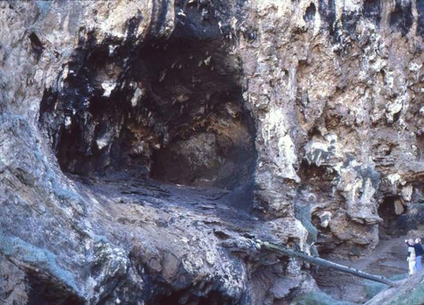 Klasies River Mouth Cave entrance where evidence of ancient humans eating starch was discovered. (Qzd / CC BY-SA 2.0)