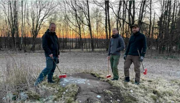 Lars Ole Klavestad (left) is a landscape architect and artist. Magnus Tangen is an archaeologist. Tormod Fjeld is a graphic designer. Together, they have found close to 600 rock carving sites in Norwat. This photo is from an exploration trip in Indre Østfold where they discovered four new sites. On this small rock outcrop located in a field they found 38 cup marks. The photo was taken by the farmer on the property. (Science Norway)