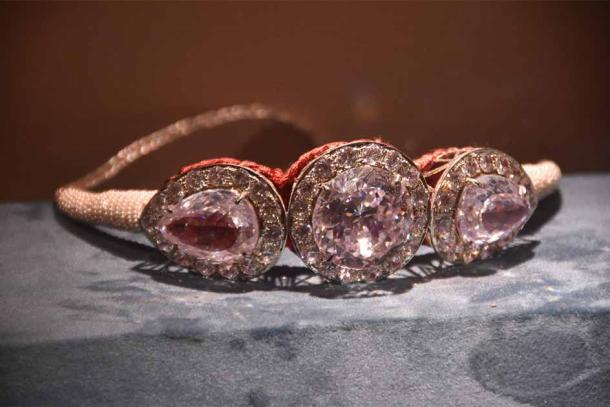 A replica of the Kohinoor in its original setting as an armlet (Shankar S / CC BY 2.0)