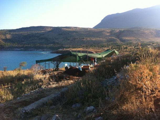 Ksagounaki is a large Final Neolithic village on a promontory above the cave overlooking the sea. 
