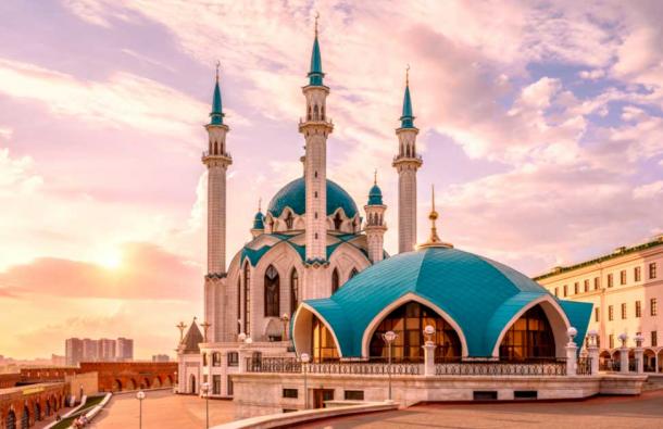 The Kul Sharif Mosque is a mosque located inside the Kazan Kremlin, in Kazan, Russia. It was first built in the 16th century and was named after Qolşärif, a Tatar cleric who died defending Kazan against Russian forces in 1552. The mosque was destroyed during the siege, but it was reconstructed in the 1990s as part of an effort to restore Tatar cultural and religious landmarks in Kazan. Source: scaliger / Adobe Stock.