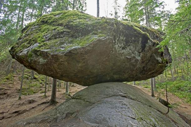 La roca de equilibrio Kummakivi. (Kersti Lindstrom/Adobe Stock)