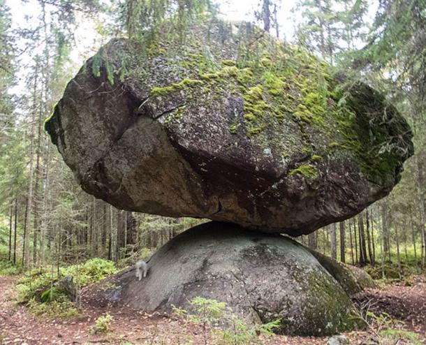 Una gran roca precaria llamada Kummakivi (