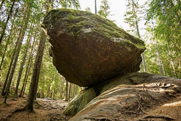 Kummakivi (roca extraña) encontrada en Ruokolahti, South Kalelia, Finlandia. (Kersti Lindstrom/Adobe Stock)