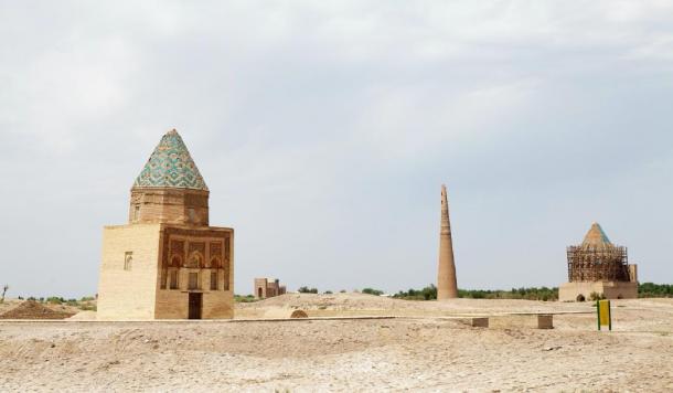 The Kutlug-Timur Minaret flanked by two mausoleums (Maurizio/ Adobe Stock)