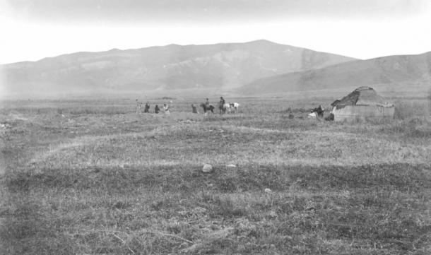 Las excavaciones en el sitio kirguís de Kara-Djigach en el valle de Chu al pie de las montañas Tian Shan han proporcionado evidencia antigua vinculada al sitio original de la Peste Negra. Estas excavaciones en particular se llevaron a cabo entre 1885 y 1892. (© AS Leybin, agosto de 1886 / MPG)
