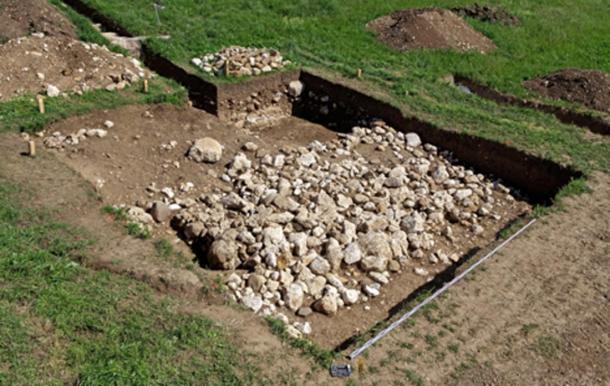 La construction en pierres plus ancienne qui se trouvait sous la tombe. © Service archéologique du canton de Berne, Guy Jaquenod.