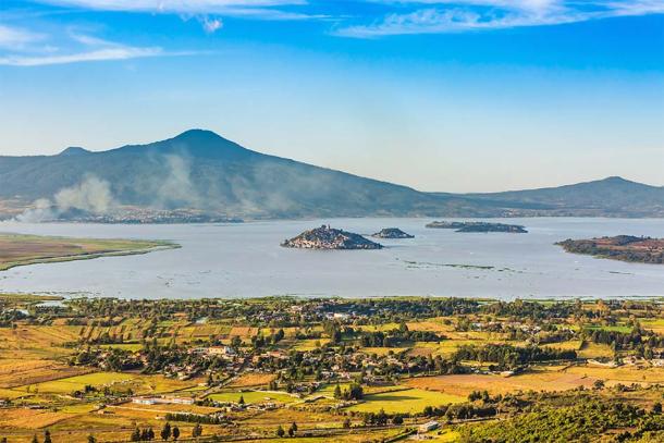 The Purépecha that the Lake Pátzcuaro was the center of the cosmos. (memotlacuilo / Adobe Stock)
