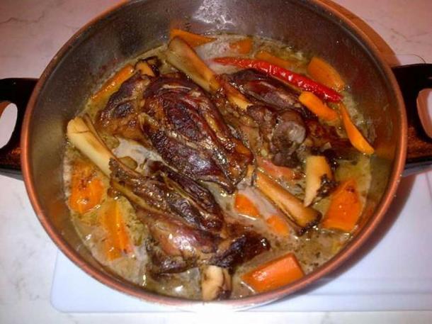 Lamb shanks in a stew. (E4024/CC BY SA 4.0)