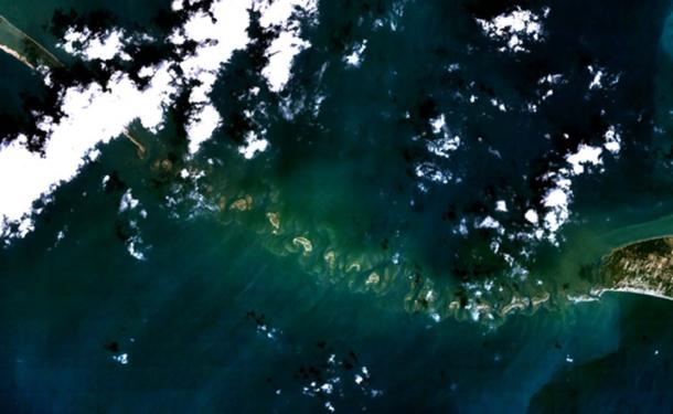 Landsat 7 Imagery of Adam's Bridge (Rama Setu). Image taken from NASA's World Wind software.