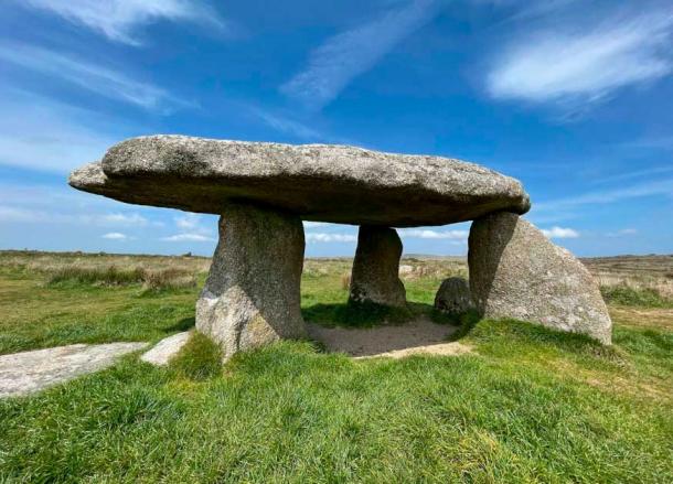 Lanyon Quoit, Cornualles. Lanyon Quoit es un dolmen en Cornualles, Inglaterra, a 3 km al sureste de Morvah. Se derrumbó en una tormenta en 1815 y fue reconstruido nueve años después, por lo que el dolmen ahora luce muy diferente a su aspecto original. (SitiosSagrados.com)