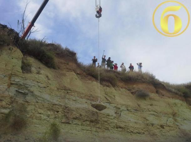 Large stone disc being lifted by a crane in Volgograd, Russia. (Bloknot-Volgograd)