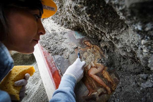 Leda appears to be looking at the viewer. (Cesare Abbate/ Parco Archeologico di Pompeii)