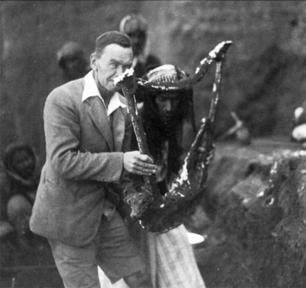 Leonard Woolley holding the hardened plaster mold of the excavated Sumerian Queen's Lyre in 1922. (Public domain)