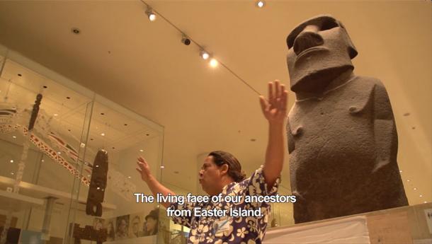 Leonardo Pakarati presiding a karanga ceremony at the foot of the Hoa Hakananai’a moai at the British Museum in London. Screenshot from the documentary. (The Spirit of the Ancestors / Mahatua Producciones)