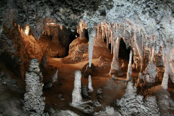 Limestone formations in the Imperial Cave at Jenolan Caves, NSW, Australia (CC by SA 3.0 / Toby Hudson)
