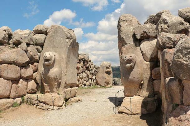 La Puerta de los Leones en la parte suroeste de las Ruinas de Hattusa de la UNESCO, que ahora es un parque arqueológico gigante al aire libre y uno de los destinos turísticos más importantes de Turquía. (Bernard Gagnon / CC BY-SA 3.0)