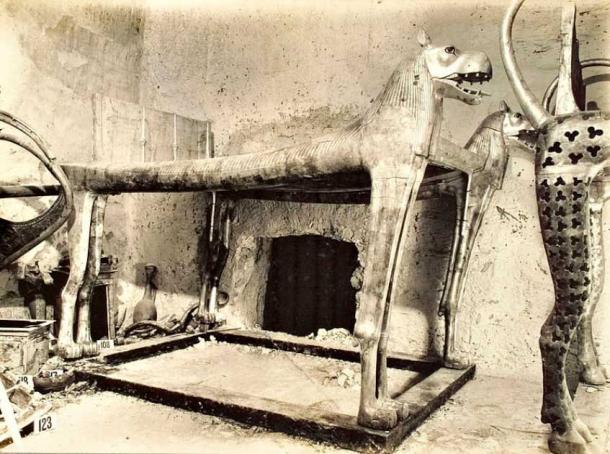 Львиная кушетка в вестибюле гробницы Тутанхамона. (Всеобщее достояние)