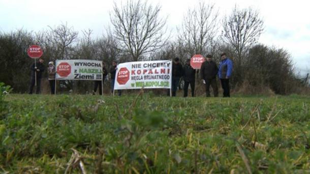 Local opposition against the mine.