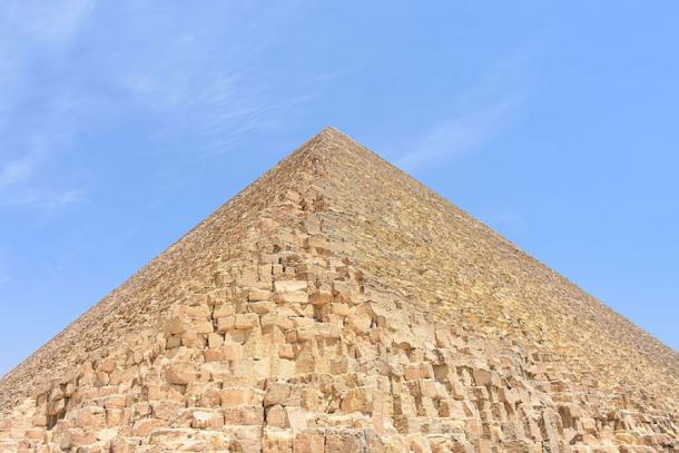 Mirando hacia la Gran Pirámide de Giza desde la base de la esquina sureste.  (MusikAnimal/CC BY SA 4.0)