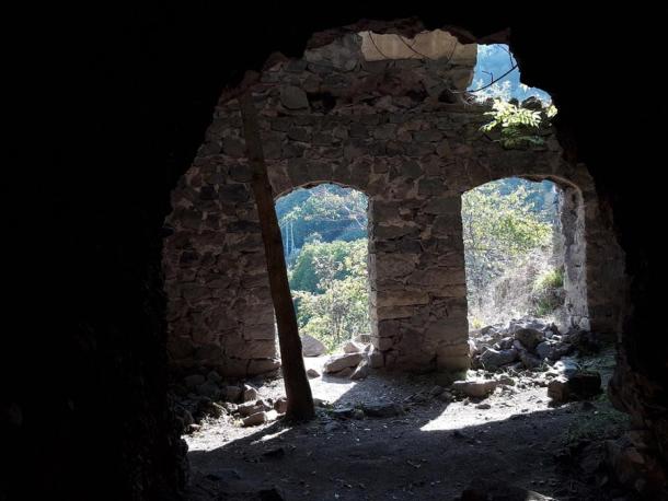 Looking out of one of the abandoned cave dwellings at Old Khndzoresk cave village. (Արարատ Թրվանց / CC BY-SA 4.0)