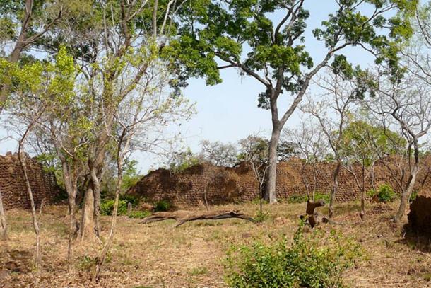 Loropeni features include pre-European stone ruins, about which little is known. (Rita Willaert CC BY-SA 2.0)