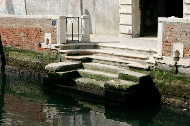 Low tide provides answers to questions about how Venice was built, exposing the Istrian limestone in its foundations. (Nino Barbieri / CC BY-SA 3.0)