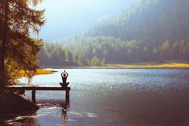 La meditación en la naturaleza para lograr la armonía es una práctica común entre los budistas, una creencia arraigada en el animismo. (Canción_sobre_el_verano / Adobe Stock)