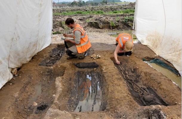 MOLA Archaeologists excavating the graves. © MOLA