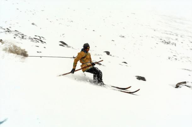 Ma Liqin, un esquiador tradicional del Altai chino, demostrando la técnica de utilizar un solo bastón en el esquí alpino. (Espen Finstad / secretsoftheice.com)