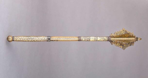 Maza hecha para Enrique II de Francia, c. 1540 d.C. Está decorado con diminutas escenas de batalla con múltiples figuras en oro y plata (Museo Metropolitano de Arte/Dominio Público)