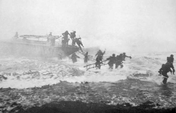 “Mad Jack” Churchill (far right) leads a training exercise, sword in hand, from a Eureka boat in Inveraray, circa 1940 (Public Domain)